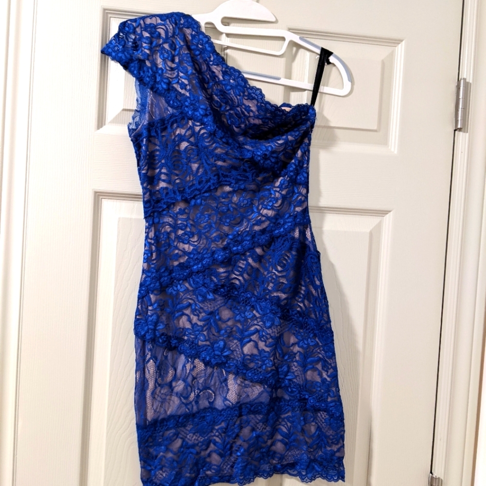 Bebe lace dress